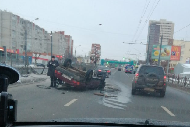 На Московском проспекте перевернулась машина