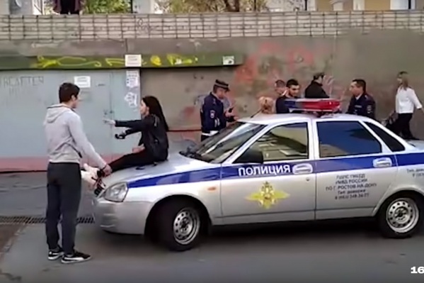 Молодежь устроила танцы на капоте патрульного автомобиля Молодежь устроила танцы на капоте патрульного автомобиля