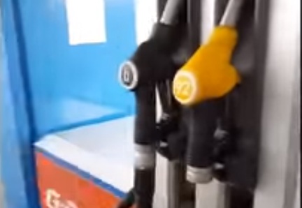 Мужчину окатило бензином с головы до ног из-за оторвавшегося шланга на «Газпромнефти»