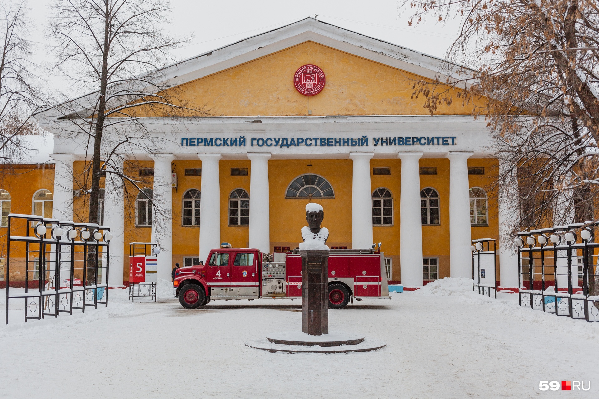 Фото сделано уже после тушения. В момент пожара у пятого корпуса было около 10 машин разных служб Фото сделано уже после тушения. В момент пожара у пятого корпуса было около 10 машин разных служб
