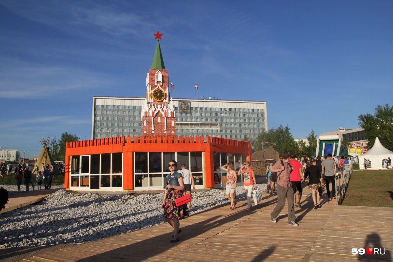 Последний городок был дешевле и проще Последний городок был дешевле и проще