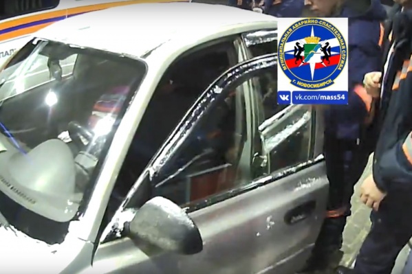 Девочка оказалась заперта в машине на АЗС на улице Доватора Девочка оказалась заперта в машине на АЗС на улице Доватора