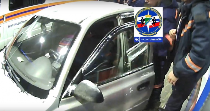 Девочка оказалась заперта в машине на АЗС на улице Доватора Девочка оказалась заперта в машине на АЗС на улице Доватора