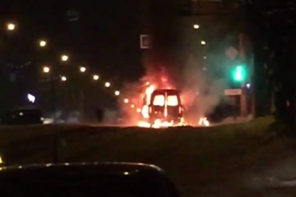 В центре Магнитки вспыхнула маршрутка В центре Магнитки вспыхнула маршрутка