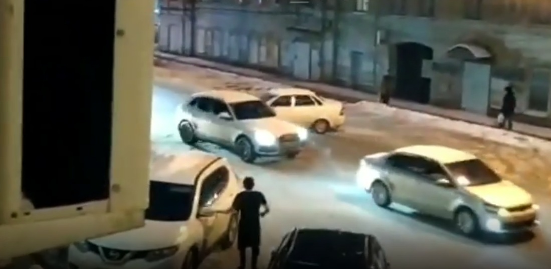 В Перми Lada Priora каталась по кругу без водителя и устроила ДТП. Видео