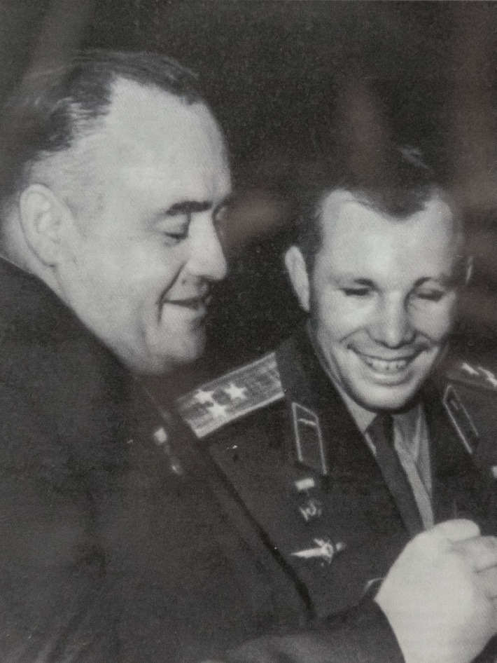 Первый космонавт Земли Юрий Гагарин и главный конструктор Сергей Королёв
