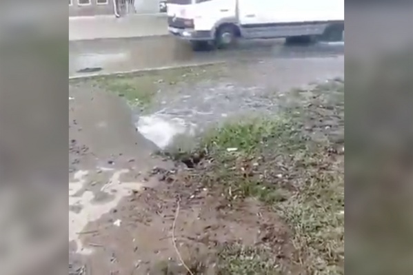 Вода успела затопить часть дороги Вода успела затопить часть дороги
