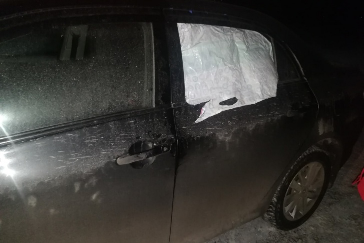 Автомобиль вскрыли через заднее пассажирское стекло Автомобиль вскрыли через заднее пассажирское стекло