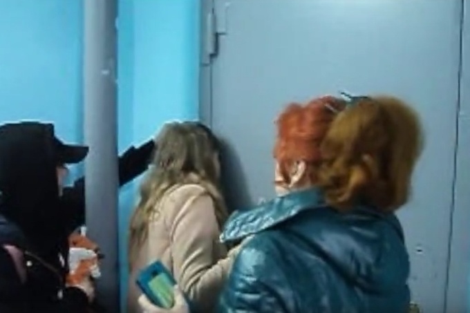 Мать стучалась в дверь к мужу с просьбой дать увидеться с сыном Мать стучалась в дверь к мужу с просьбой дать увидеться с сыном