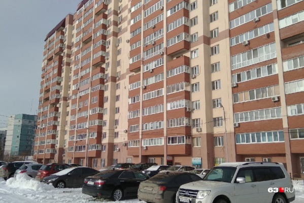 Местные жители паркуют машины вплотную к дому Местные жители паркуют машины вплотную к дому