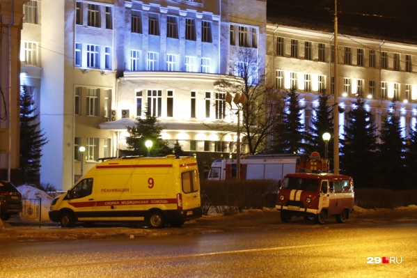 Сначала к правительству подъехали машины полиции, скорая и пожарная — позже Сначала к правительству подъехали машины полиции, скорая и пожарная — позже