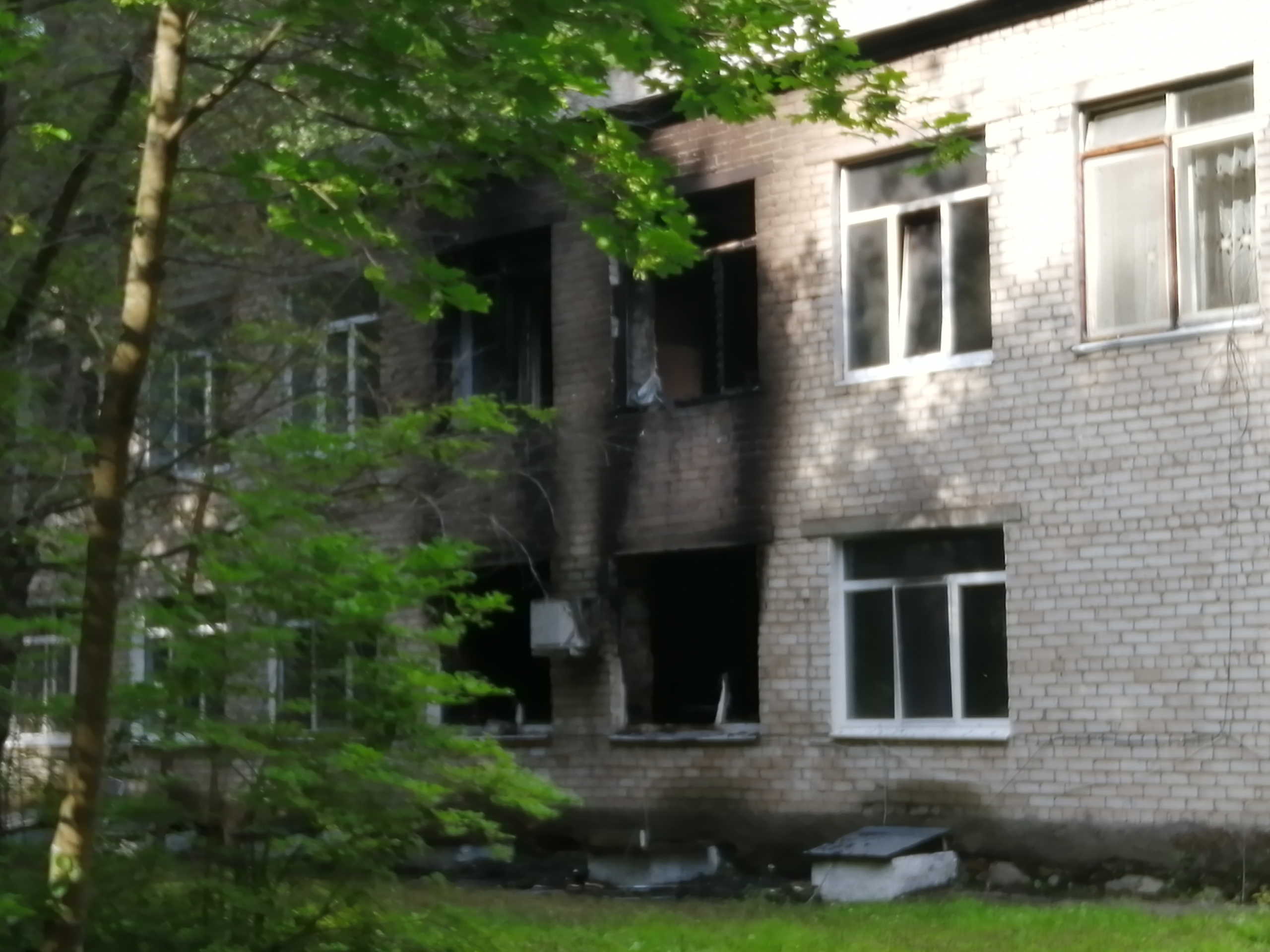 Пострадали и окна второго этажа Пострадали и окна второго этажа