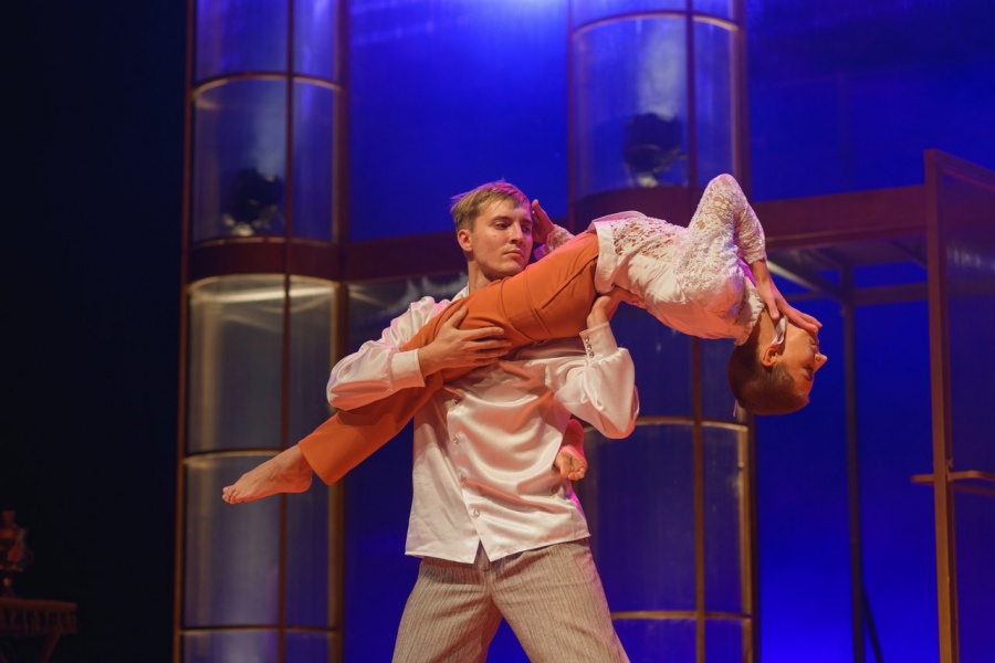 poprobovat-zhenu-teatr-s-porno-programmoy-foto-rossiyskih