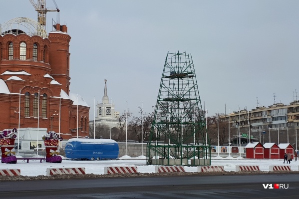 Пока на площади Павших Борцов собрали лишь каркас главной новогодней «красавицы» Волгограда Пока на площади Павших Борцов собрали лишь каркас главной новогодней «красавицы» Волгограда 