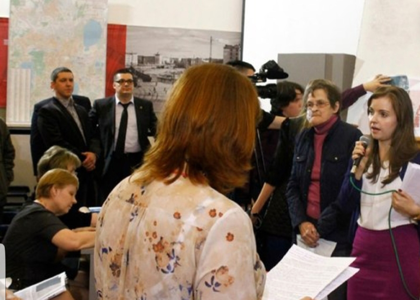 По словам депутата, эти фото были сделаны на круглом столе по скверу на Захаренко ещё в 2015 году По словам депутата, эти фото были сделаны на круглом столе по скверу на Захаренко ещё в 2015 году