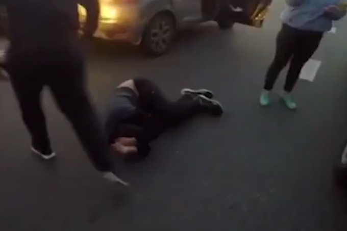 Видео драки выложили в соцсети, сопроводив романтичной музыкой Видео драки выложили в соцсети, сопроводив романтичной музыкой