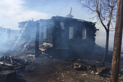 В момент трагедии в доме находились четыре человека, но спастись удалось лишь одному В момент трагедии в доме находились четыре человека, но спастись удалось лишь одному
