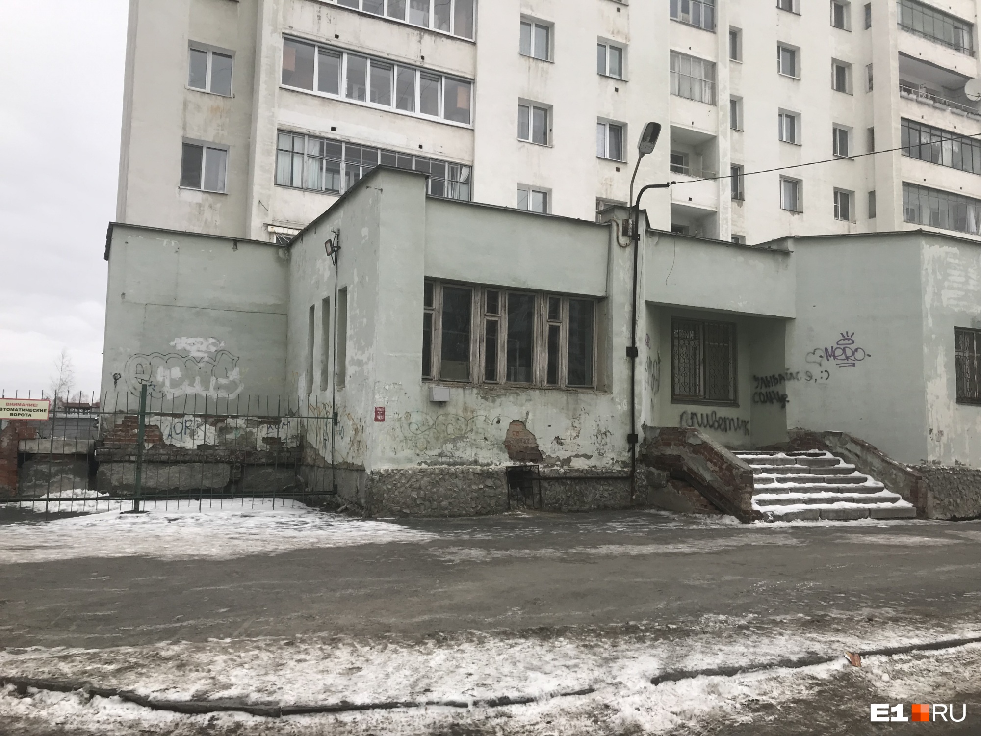 «От нас зависит работа аэропорта»: жители Кольцово пожаловались на нехватку врачей в больнице