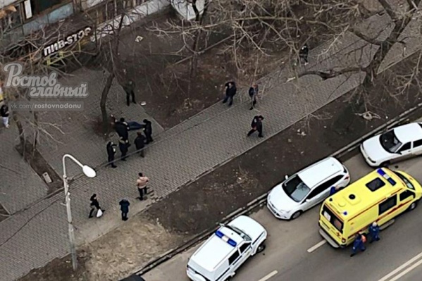 Сотрудники полиции ищут нападавшего Сотрудники полиции ищут нападавшего