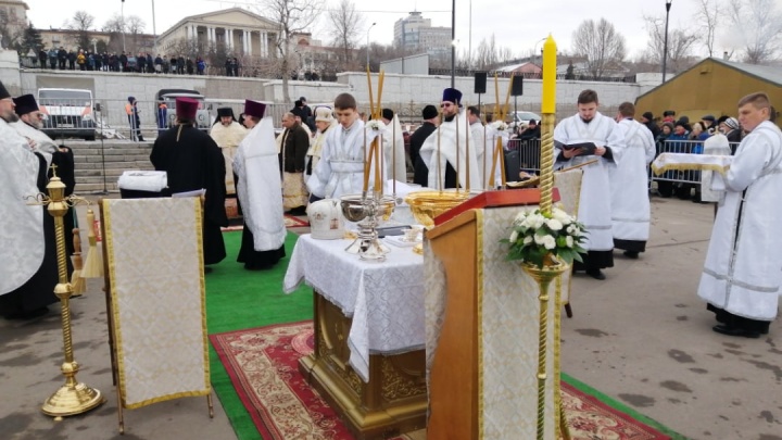 Волгоградцы устроили давку на набережной перед службой митрополита