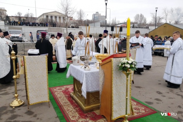 Волгоградцев отделили от митрополита стальными заборами Волгоградцев отделили от митрополита стальными заборами 