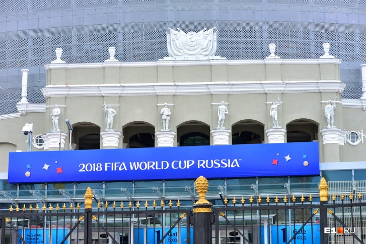 На фасаде стадиона стоят шесть скульптур, только четыре из них изображают спортсменов