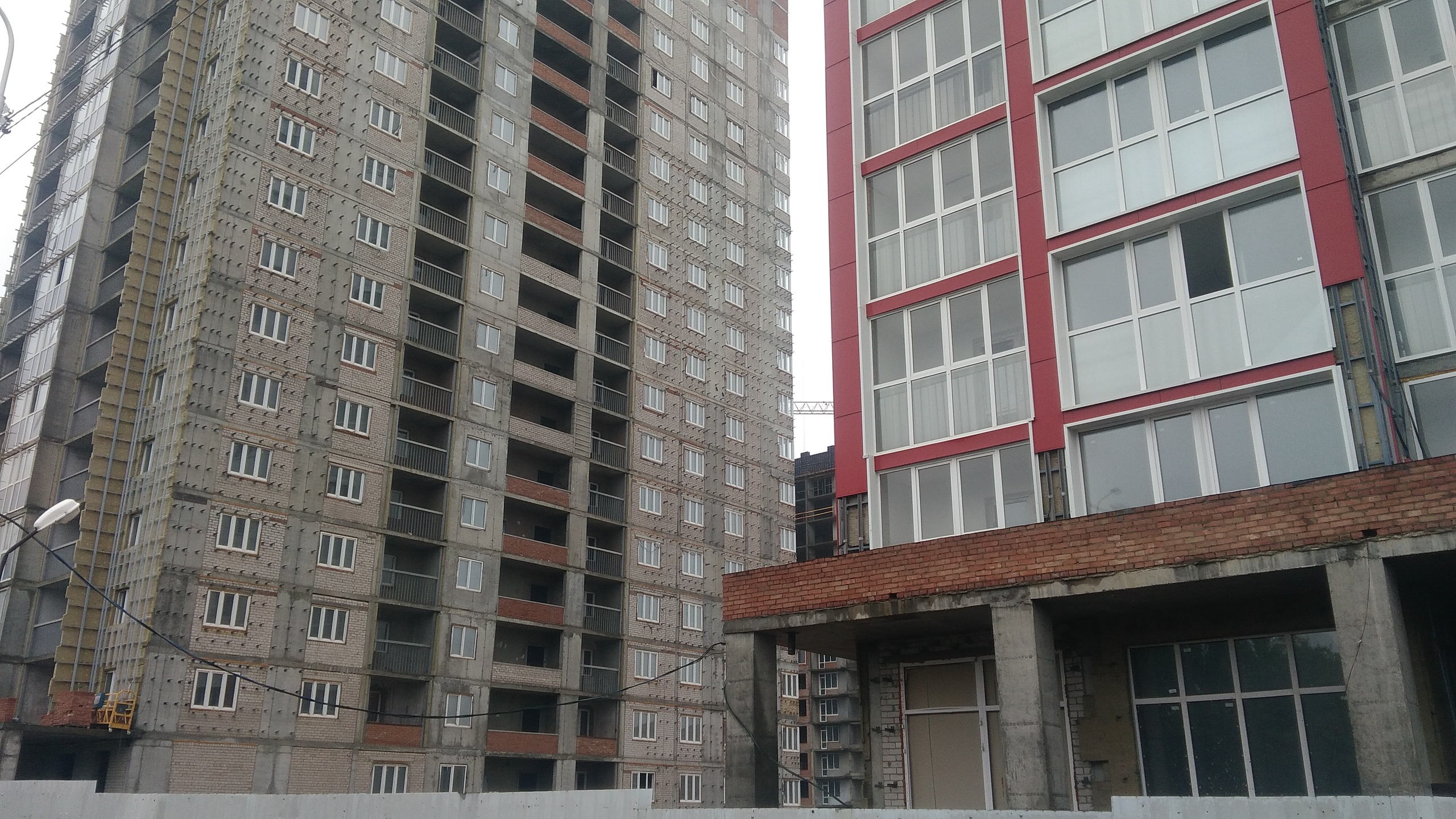 Из двух домов один готов на 80 процентов, другой — наполовину Из двух домов один готов на 80 процентов, другой — наполовину
