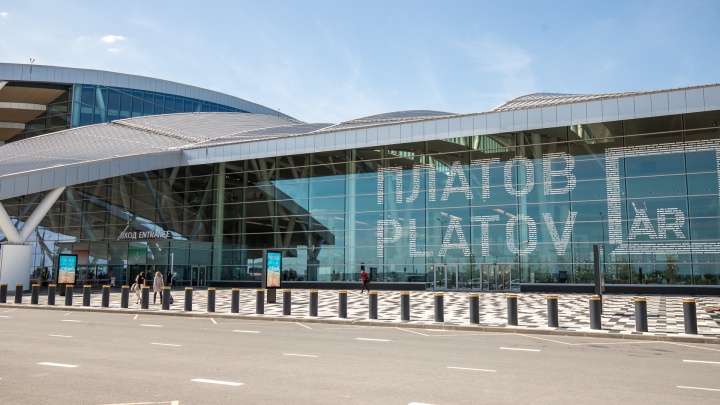 Пьяную семейную пару сняли с московского рейса в аэропорту Платов