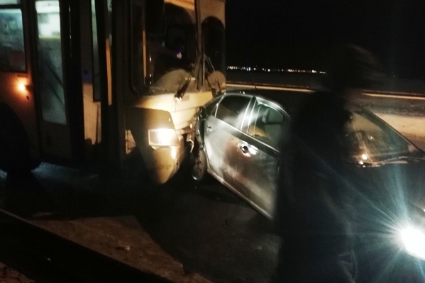 Автобус смял иномарку Автобус смял иномарку