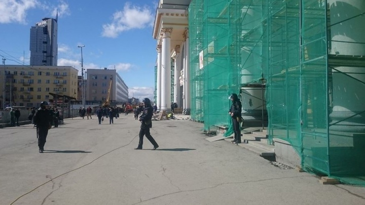 "Стоят в касках через каждый метр": на вокзале Екатеринбурга сотрудники ФСБ и МВД проводят учения