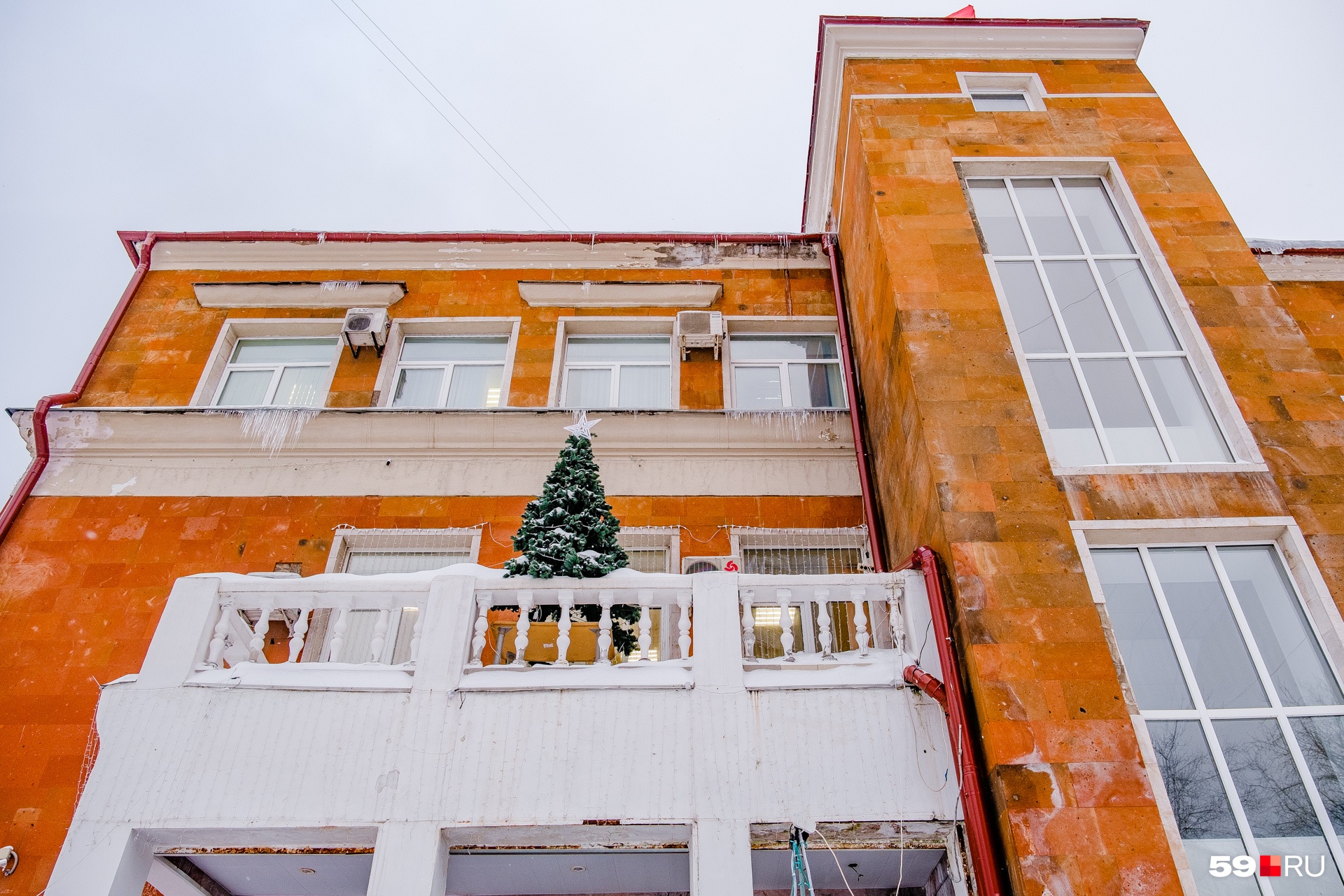 Перила на балконе оформлены фигурными балясинками Перила на балконе оформлены фигурными балясинками