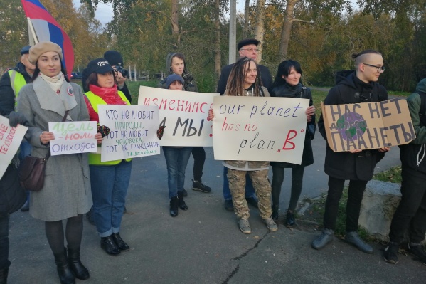 Многие участники принесли с собой плакаты<br> Многие участники принесли с собой плакаты<br>