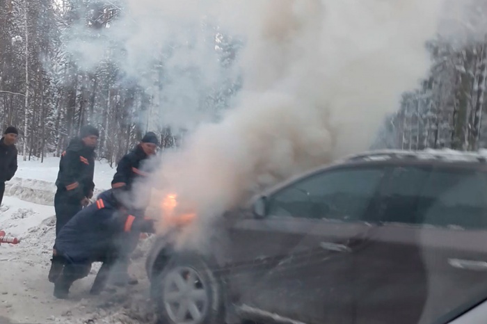 Машина сгорела на обочине Университетского проспекта в Академгородке Машина сгорела на обочине Университетского проспекта в Академгородке