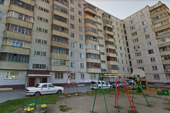 Выпавшему мужчине было около 30 лет — сейчас на месте работают следователи Выпавшему мужчине было около 30 лет — сейчас на месте работают следователи