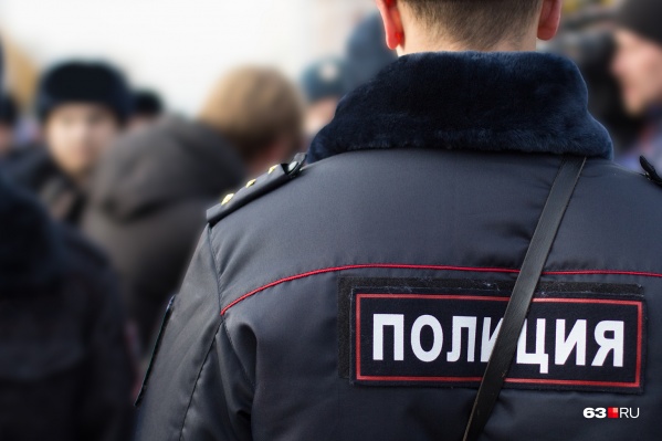 Правоохранители заприметили женщину из-за ее подозрительного поведения Правоохранители заприметили женщину из-за ее подозрительного поведения