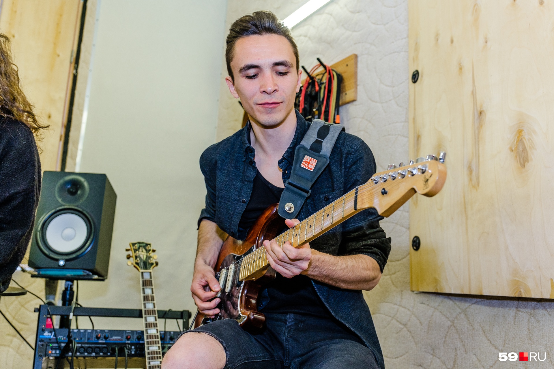 Гитарист Алексей Евченко