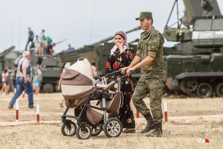 Военным ежемесячно падают на счёт по 23 тысячи рублей, которые они потом тратят на жильё Военным ежемесячно падают на счёт по 23 тысячи рублей, которые они потом тратят на жильё