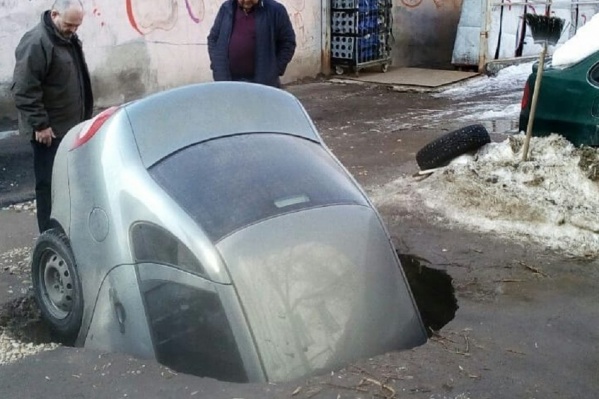Машина нырнула в яму «носом» Машина нырнула в яму «носом»