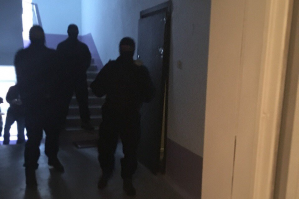 В подъезде «дежурят» сотрудники в масках. Представляться они отказались В подъезде «дежурят» сотрудники в масках. Представляться они отказались