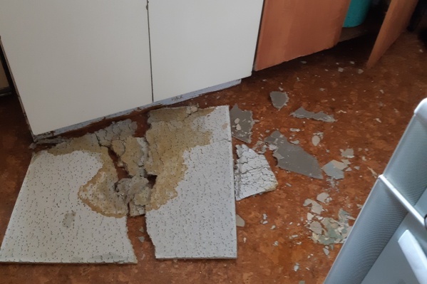 Плитка рухнула прямо рядом с женщиной Плитка рухнула прямо рядом с женщиной