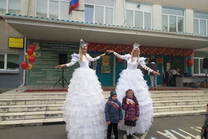 Такая линейка в школе №12 была в прошлом году, родители посчитали масштабный праздник на День знаний излишеством Такая линейка в школе №12 была в прошлом году, родители посчитали масштабный праздник на День знаний излишеством