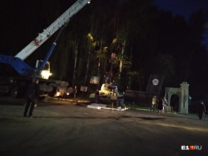 Танк Т-34 стоял у входа в парк с 1994 года Танк Т-34 стоял у входа в парк с 1994 года