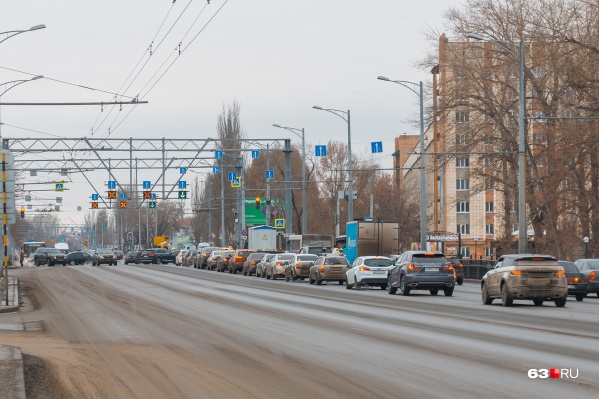 Московское шоссе — одна из наиболее оживленных магистралей города Московское шоссе — одна из наиболее оживленных магистралей города