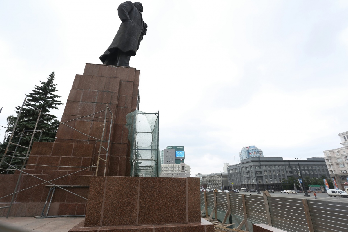 Ленин на площади революции Челябинск