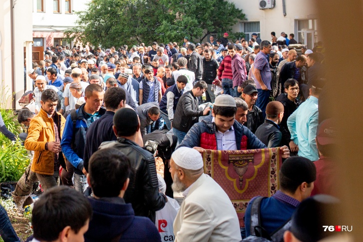Около соборной мечети мусульман собралось так много, что пришлось перекрыть улицу Победы