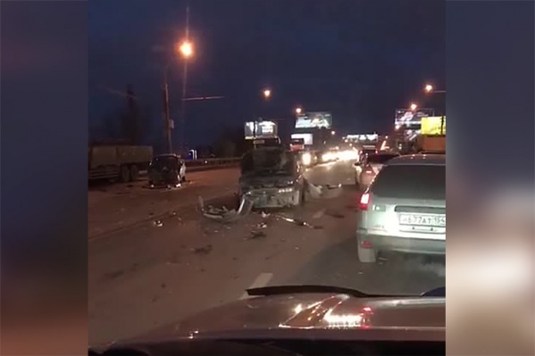 По сообщениям очевидцев, в аварии участвовало несколько автомобилей По сообщениям очевидцев, в аварии участвовало несколько автомобилей