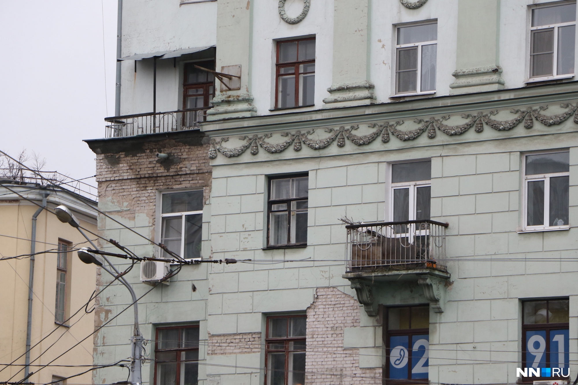 Квартиры сталинка нижний новгород. Сталинки в Нижнем Новгороде. Ободранные сталинки. Ободранный» сталинский дом. Сталинка дом Нижний Новгород.