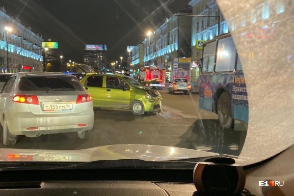 Daewoo Matiz с места аварии эвакуировали Daewoo Matiz с места аварии эвакуировали