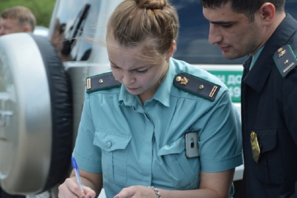 Должник увидел приставов и сразу побежал к машине Должник увидел приставов и сразу побежал к машине