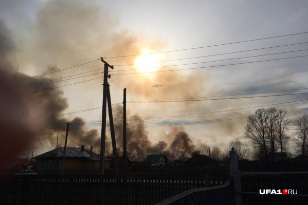 Столбы дыма было видно за много километров Столбы дыма было видно за много километров